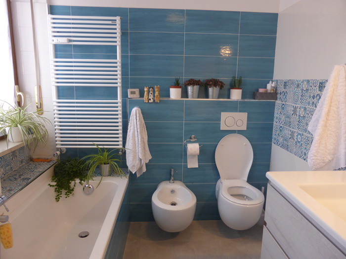 progetto bagno blu sanitari sospesi