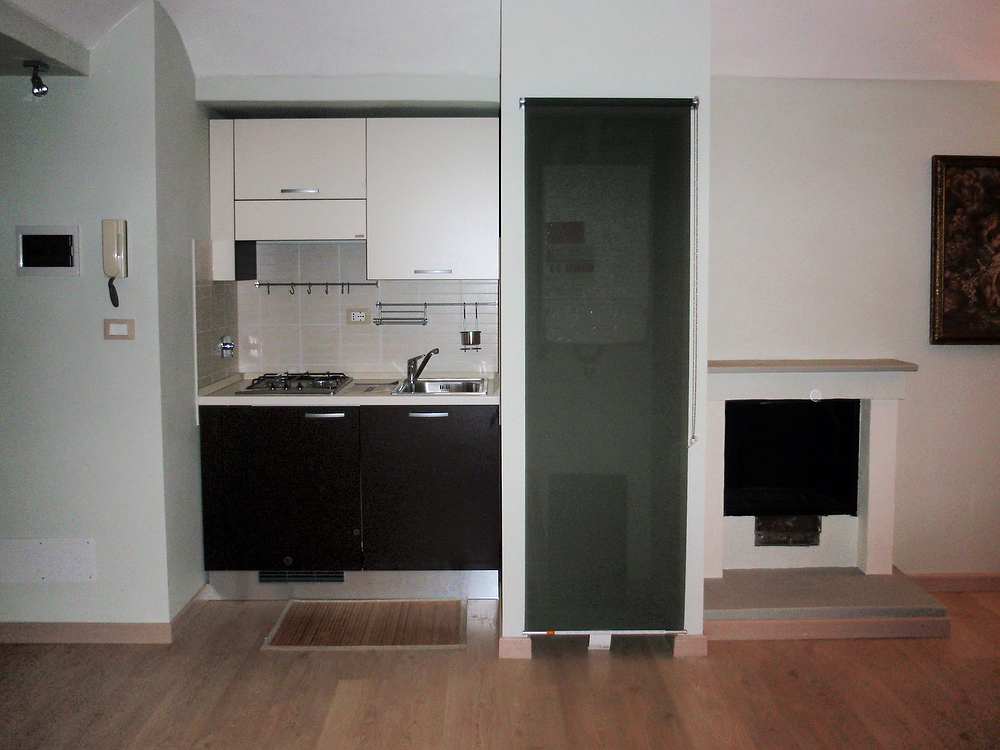 monolocale restyling cucina in nicchia e recupero caminetto