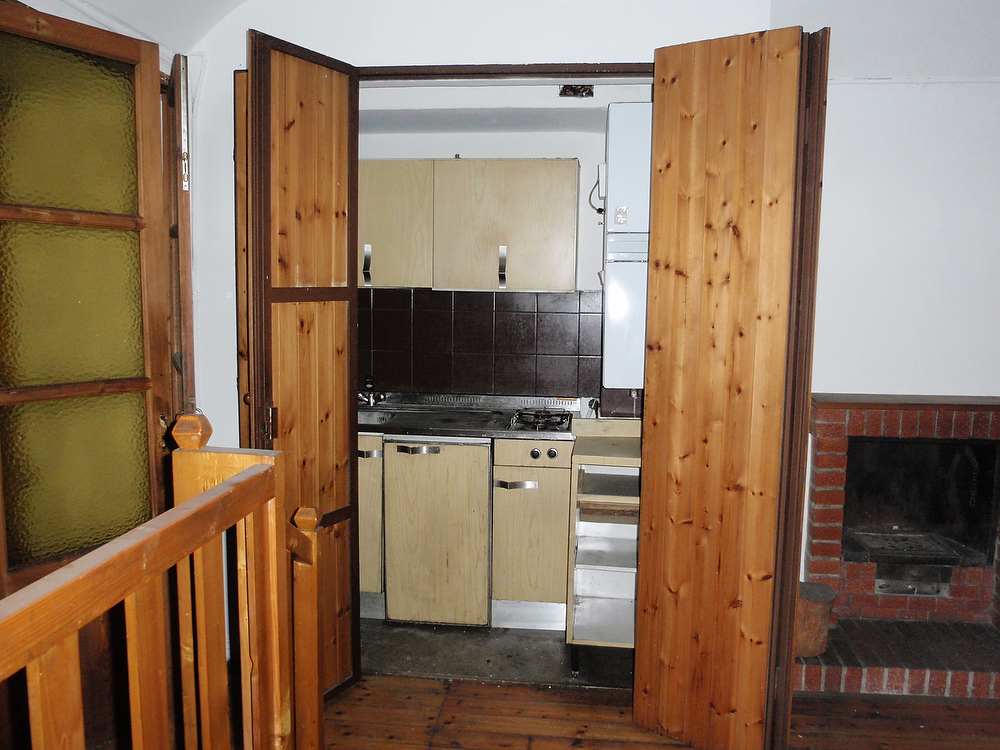 angolo cottura e caminetto stato di fatto