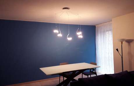 salone luci led riccioli e parete blu avio