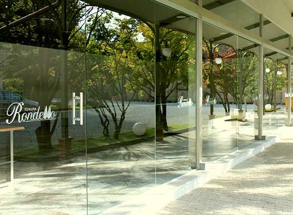 tenuta Rondello vetrata panoramica realizzata su disegno